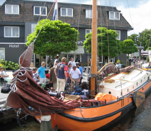 Skûtsje tjalk platbodem huren met of zonder schipper huren in Langweer, Friesland