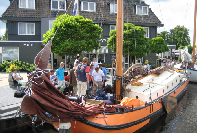 Skûtsje tjalk platbodem huren met of zonder schipper huren in Langweer, Friesland