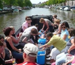 Rondvaartboot Hare majesteit huren in Roelofarendsveen, Zuid-Holland
