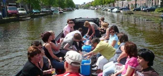 Rondvaartboot Hare majesteit huren in Roelofarendsveen, Zuid-Holland