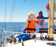 Varen met het gezin? Denk aan reddingsvesten voor iedereen aan boord!